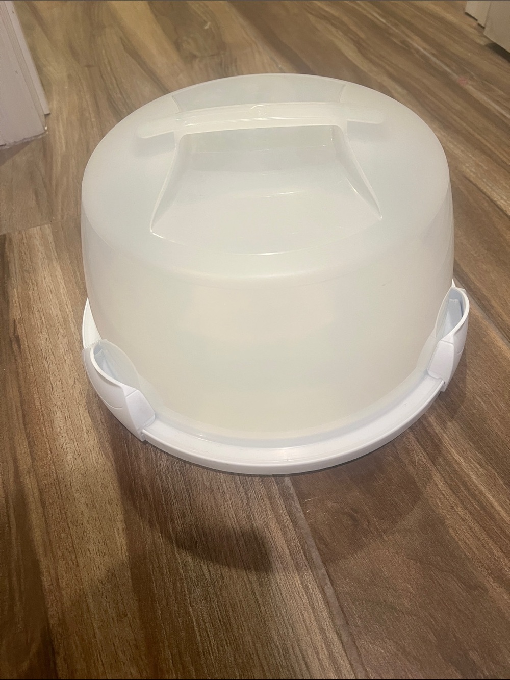 White Cake Carrier with Easy-Lock Lid - Home Kitchen